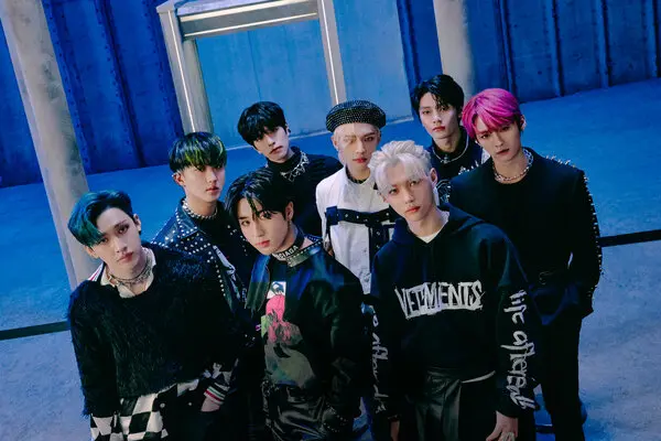 STRAY KIDS