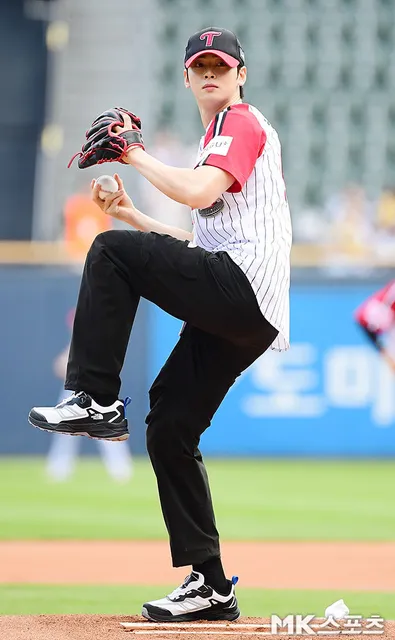 Cha Eunwoo Surprise Baseball Pitch Goes Viral in 2024 3 Cha Eunwoo Baseball Pitch 2