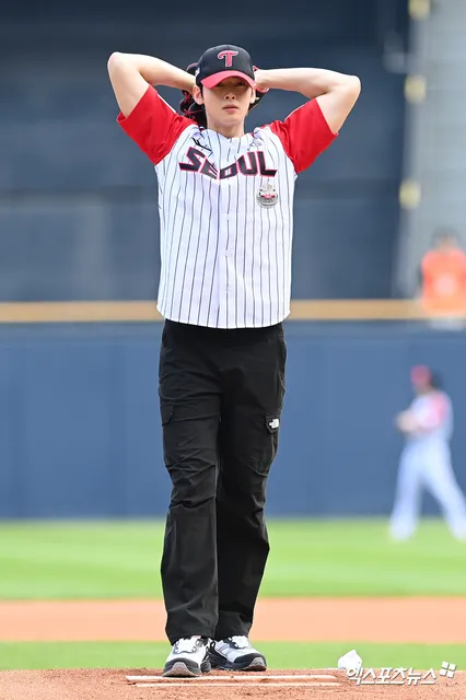 Cha Eunwoo Surprise Baseball Pitch Goes Viral in 2024 4 Cha Eunwoo Baseball Pitch 3