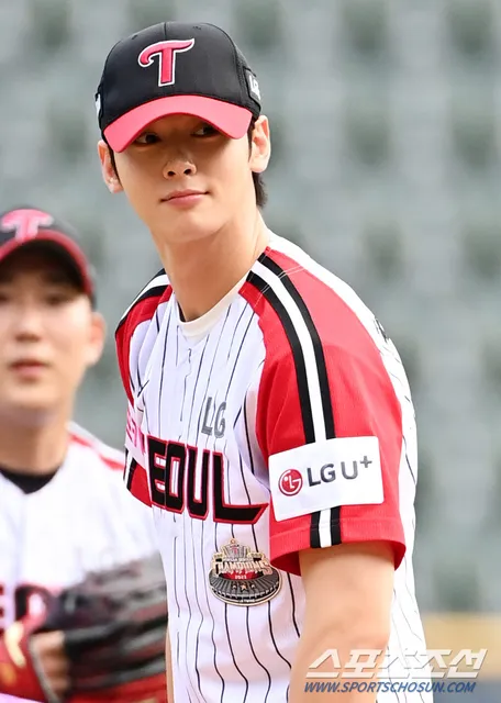 Cha Eunwoo Surprise Baseball Pitch Goes Viral in 2024 5 Cha Eunwoo Baseball Pitch