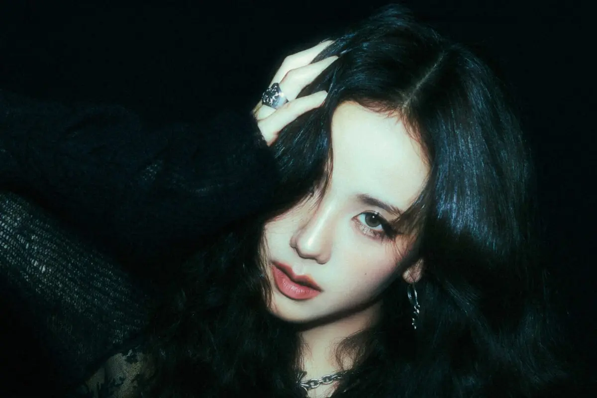 BLACKPINK’s Jisoo Releases Solo Mini-Album ‘AMORTAGE,’ Breaks Multiple Records 1 Jisoo AMORTAGE