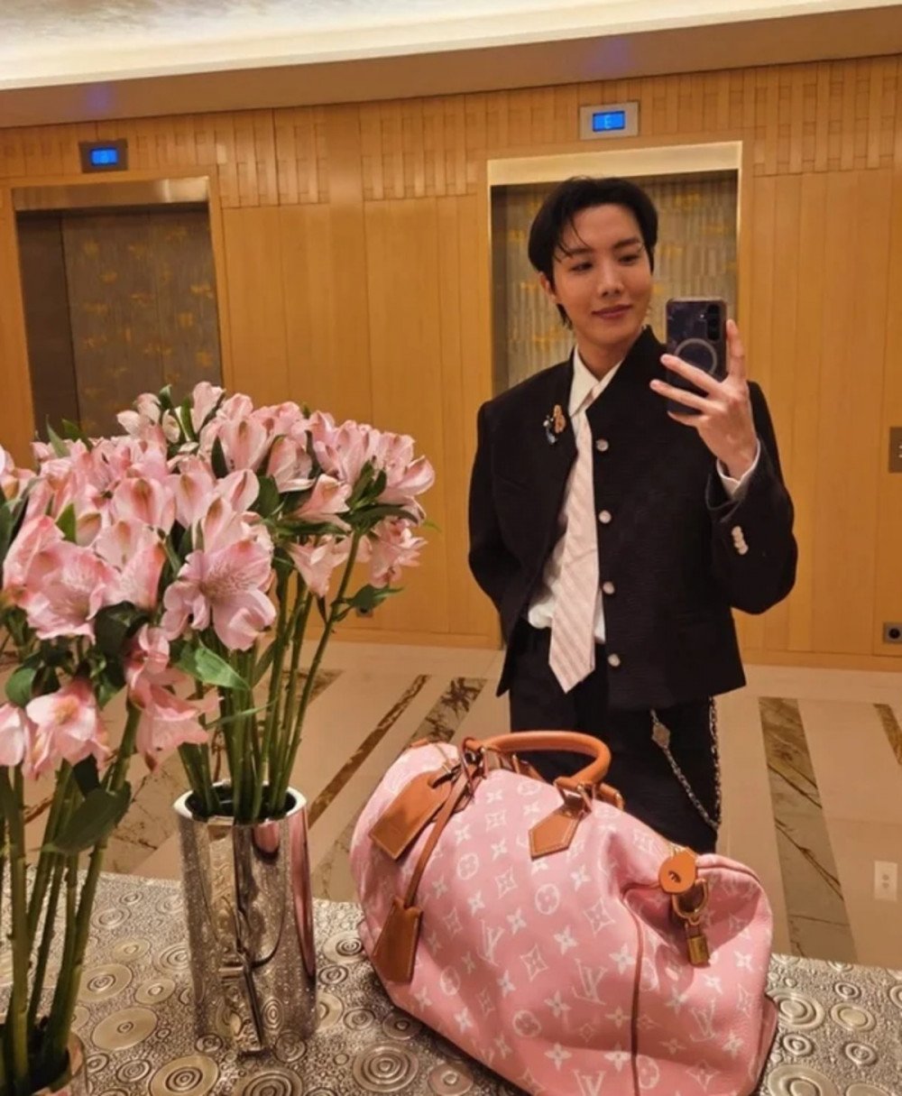 j-hope selfie Paris