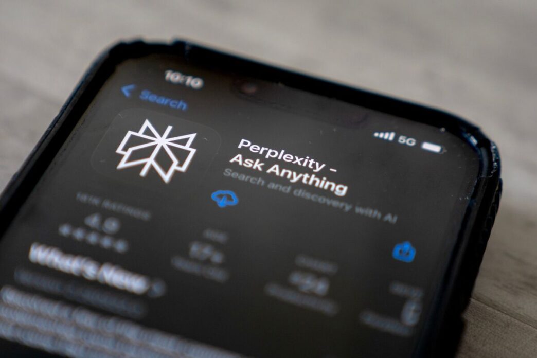 Apple Leaders Conducted Internal Discussions on Acquiring AI Startup Perplexity