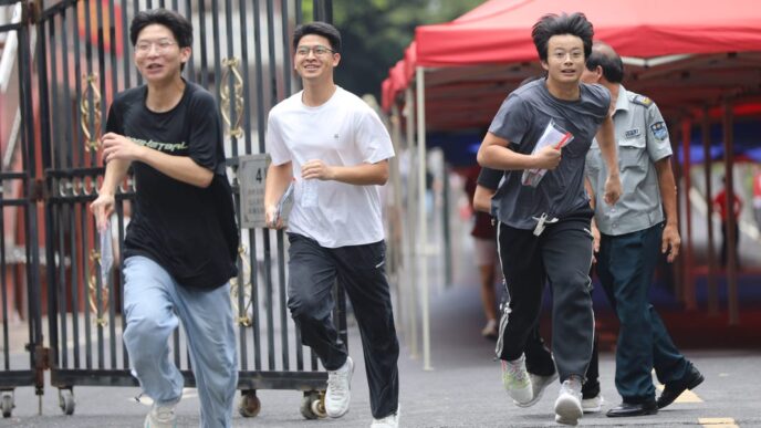 Chinese Technology Companies Deactivate AI Features Amid College Admission Tests