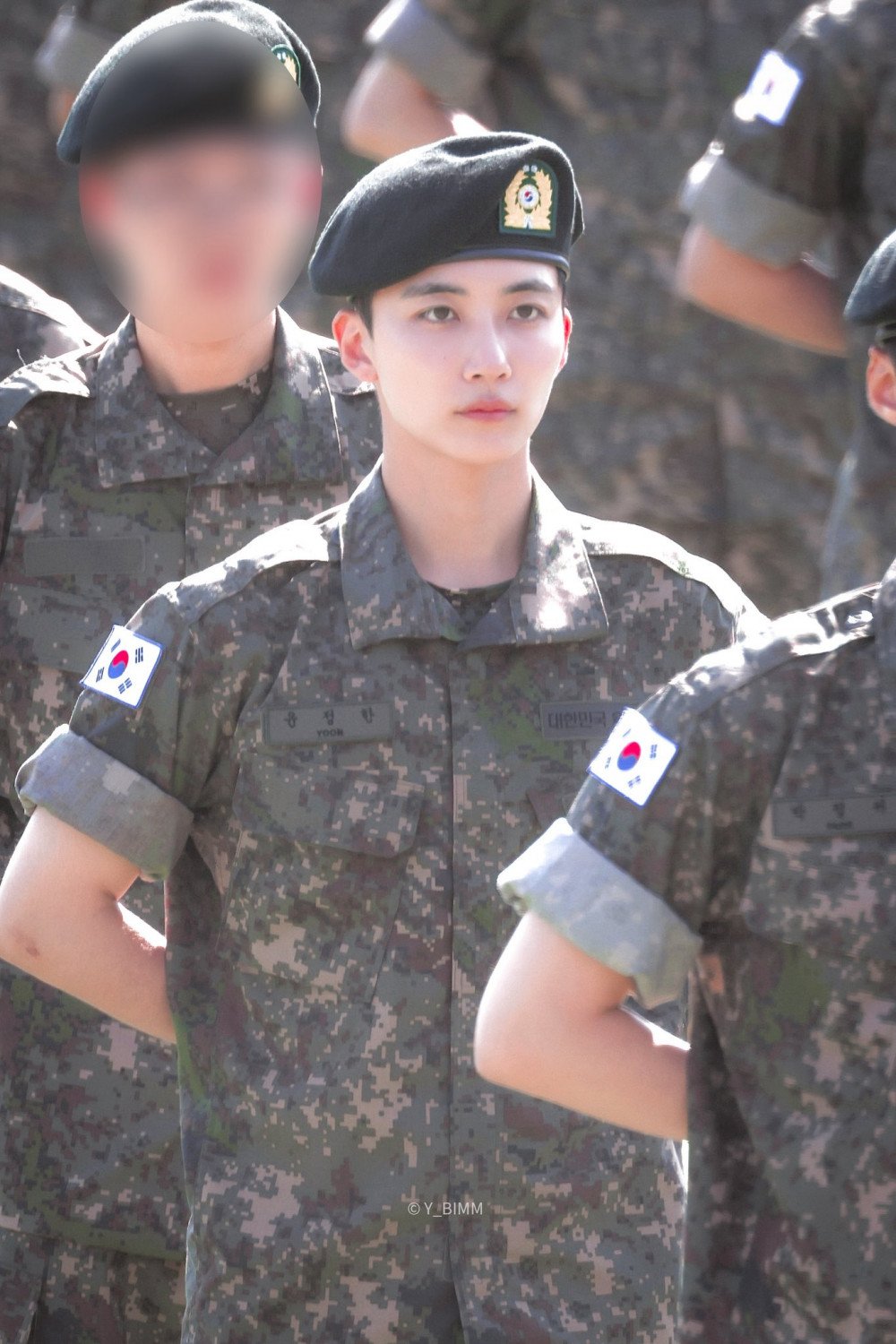 Seventeen's Jeonghan Captivates with His Looks at New Recruit Training Graduation Ceremony 3 Jeonghan ceremony image 1