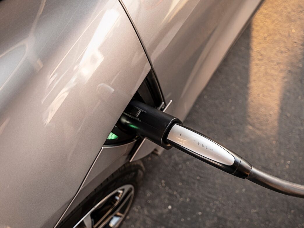 lucid-tesla ev charger