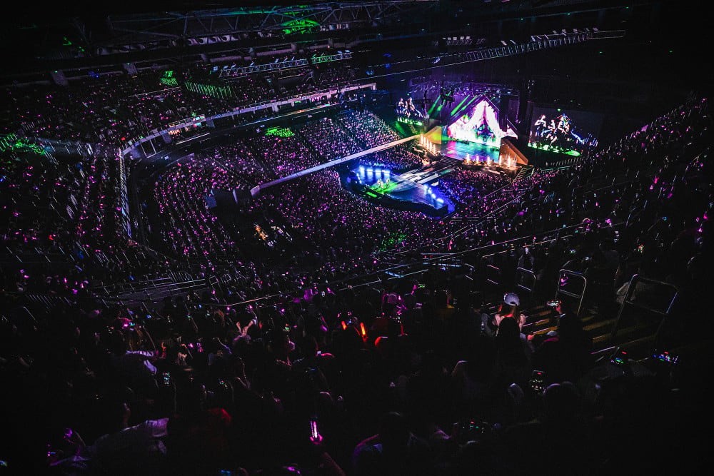 LE SSERAFIM Ignites Stage With Electrifying Performances at Sold-Out 'EASY CRAZY HOT' Manila Concert 3 Stage performance with flames