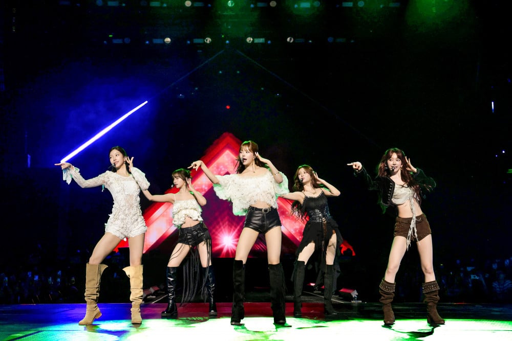 LE SSERAFIM Ignites Stage With Electrifying Performances at Sold-Out 'EASY CRAZY HOT' Manila Concert 5 Energetic set