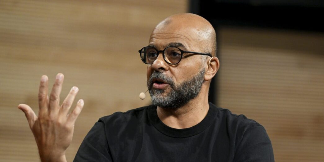 Former Google Executive Foresees White-Collar Job Decline Beginning in 2027