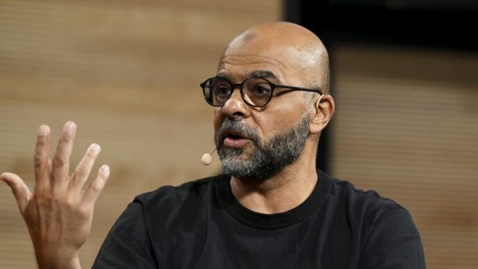 Former Google Executive Foresees White-Collar Job Decline Beginning in 2027