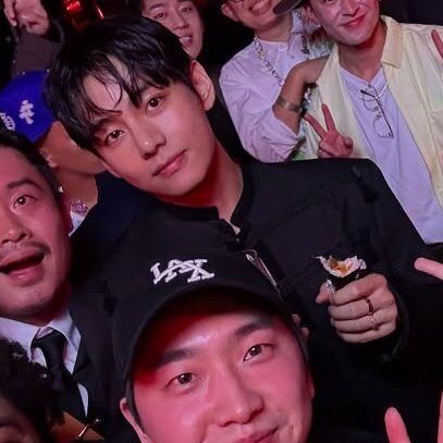 V From BTS Draws Notice For Surprising Element In Group Selfie 2 V holding kimbap instead of champagne
