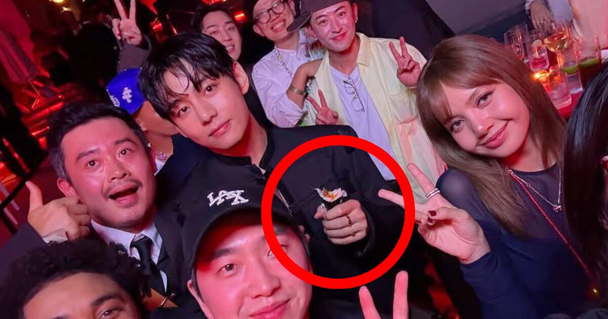 V From BTS Draws Notice For Surprising Element In Group Selfie 1 V at Frieze Paradise Art Night Seoul 2025