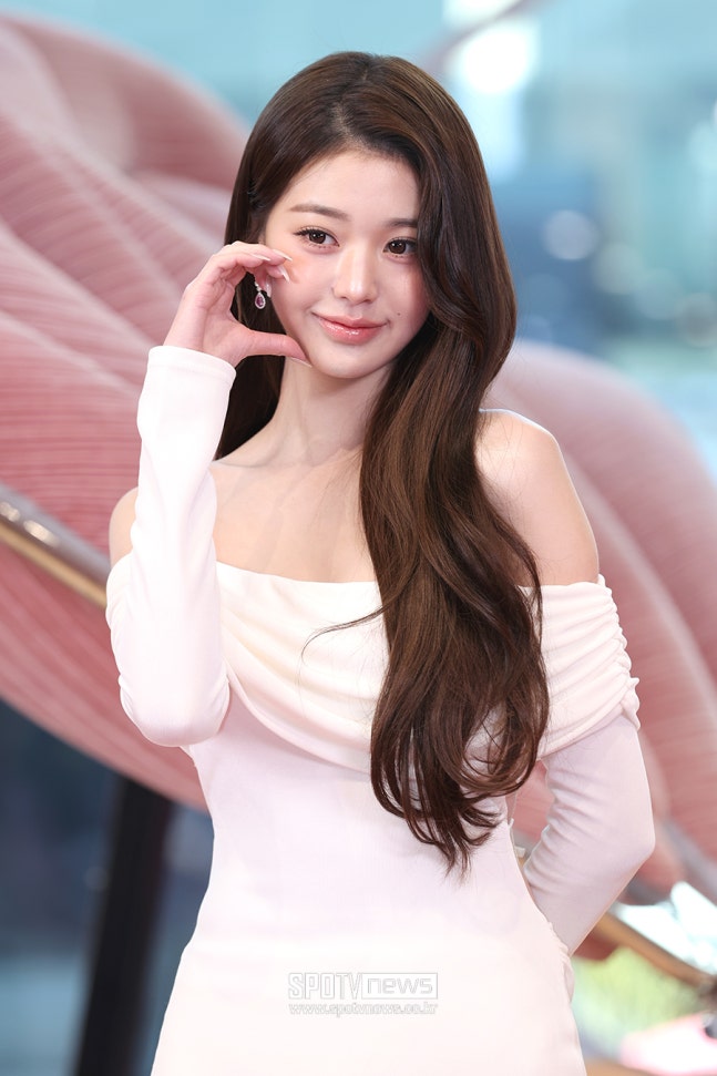 IVE’s Wonyoung Stuns in a Daring Backless Dress 4 G7nU2kxbcAAiEIR