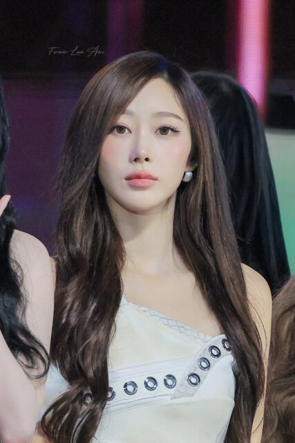 Aespa’s Giselle Faces Backlash for Disrespecting BLACKPINK’s Jennie 2 Giselle's posture during Jennie's performance