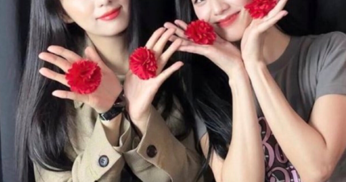 They’re sisters for sure.