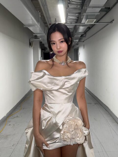 Viral Video Shows BLACKPINK Jennie's Emotional Live Performance 2 Jennie posing