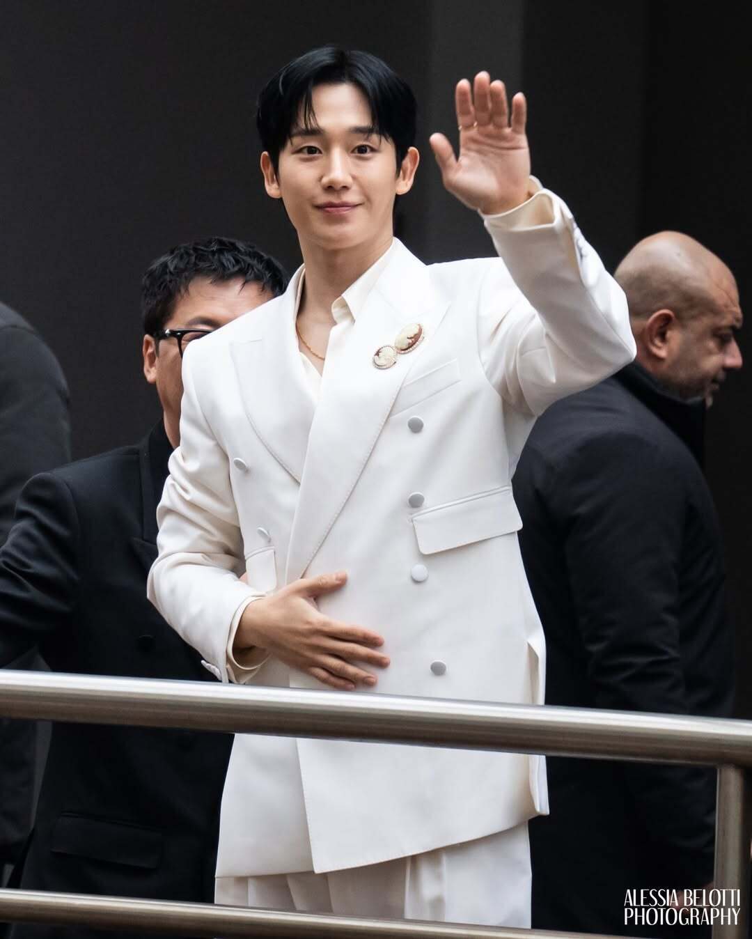 Jung Hae In stuck between Benson Boone and Kerem Bürsin