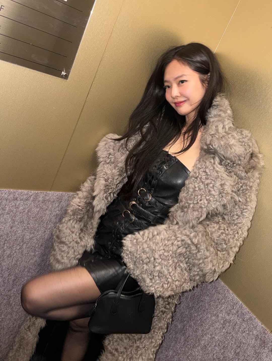 Jennie showing off her abs
