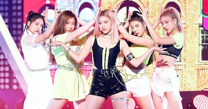 ITZY Yuna’s Noticeable Weight Loss in Recent Performance Raises Concern 3 ITZY group photo