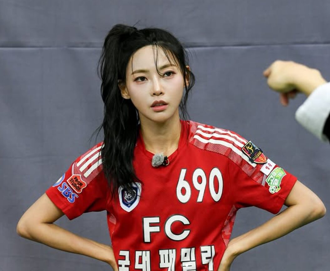 “Pre-Debut Photos of ‘Single’s Inferno 5’ Most Popular Female Cast Members Go Viral” 3 Kim Min Gee vs Karina