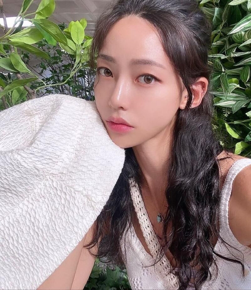 “Pre-Debut Photos of ‘Single’s Inferno 5’ Most Popular Female Cast Members Go Viral” 5 Kim Min Gee on Single's Inferno