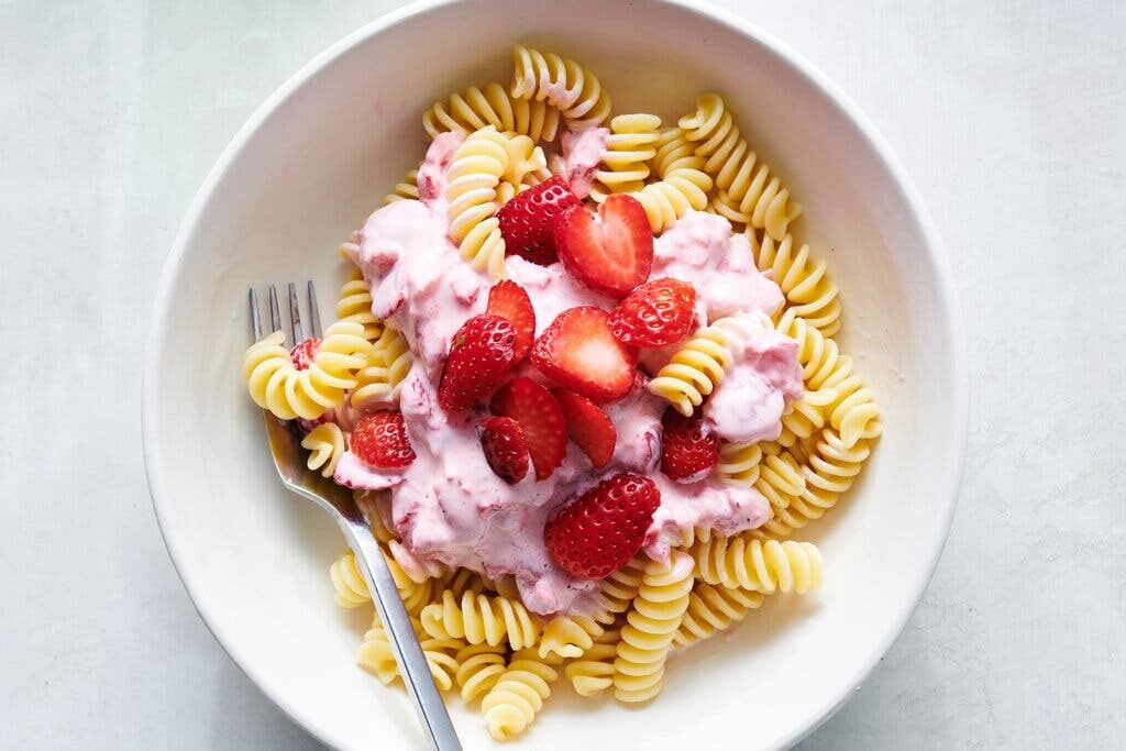 BLACKPINK Lisa’s “Disgusting” Update Sparks Widespread Confusion 3 Polish strawberry pasta styled