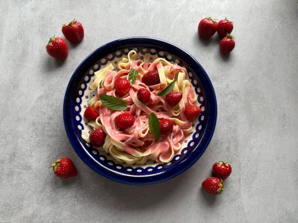 BLACKPINK Lisa’s “Disgusting” Update Sparks Widespread Confusion 2 Polish strawberry pasta