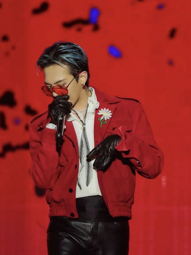 G-Dragon's Massive Earnings Pull His Label Out of Financial Loss 2 G-Dragon on his world tour | @xxxibgdrgn/Instagram