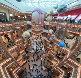 Library in Starfield Shopping Mall, Suwon, South Korea. / Credit: Jpbarrass, CC BY-SA 4.0, via Wikimedia Commons