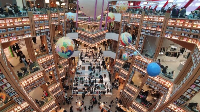 Library in Starfield Shopping Mall, Suwon, South Korea. / Credit: Jpbarrass, CC BY-SA 4.0, via Wikimedia Commons
