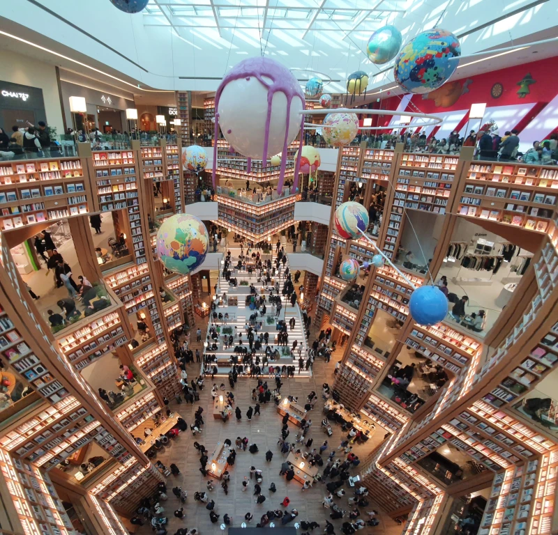 Library in Starfield Shopping Mall, Suwon, South Korea. / Credit: Jpbarrass, CC BY-SA 4.0, via Wikimedia Commons