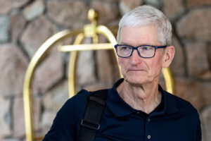 Apple Aims to Substantially Increase AI Investments and Considers Mergers and Acquisitions