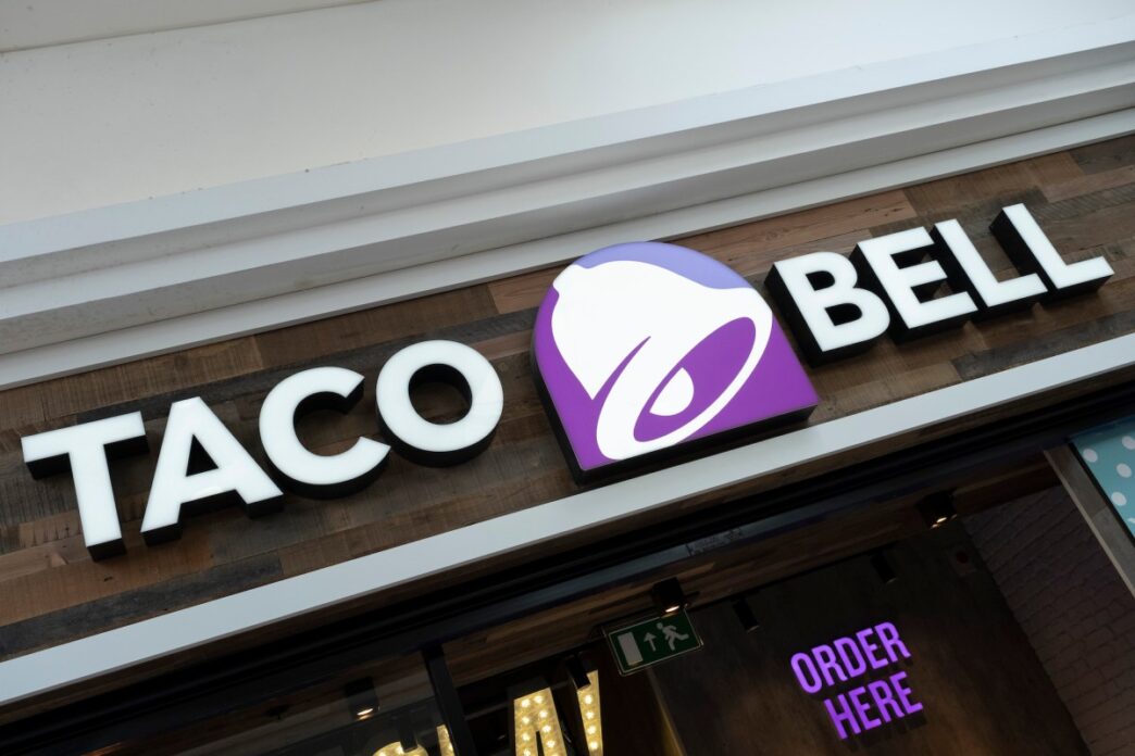 the outside facade of a Taco Bell restaurant