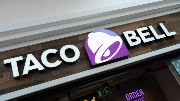 the outside facade of a Taco Bell restaurant